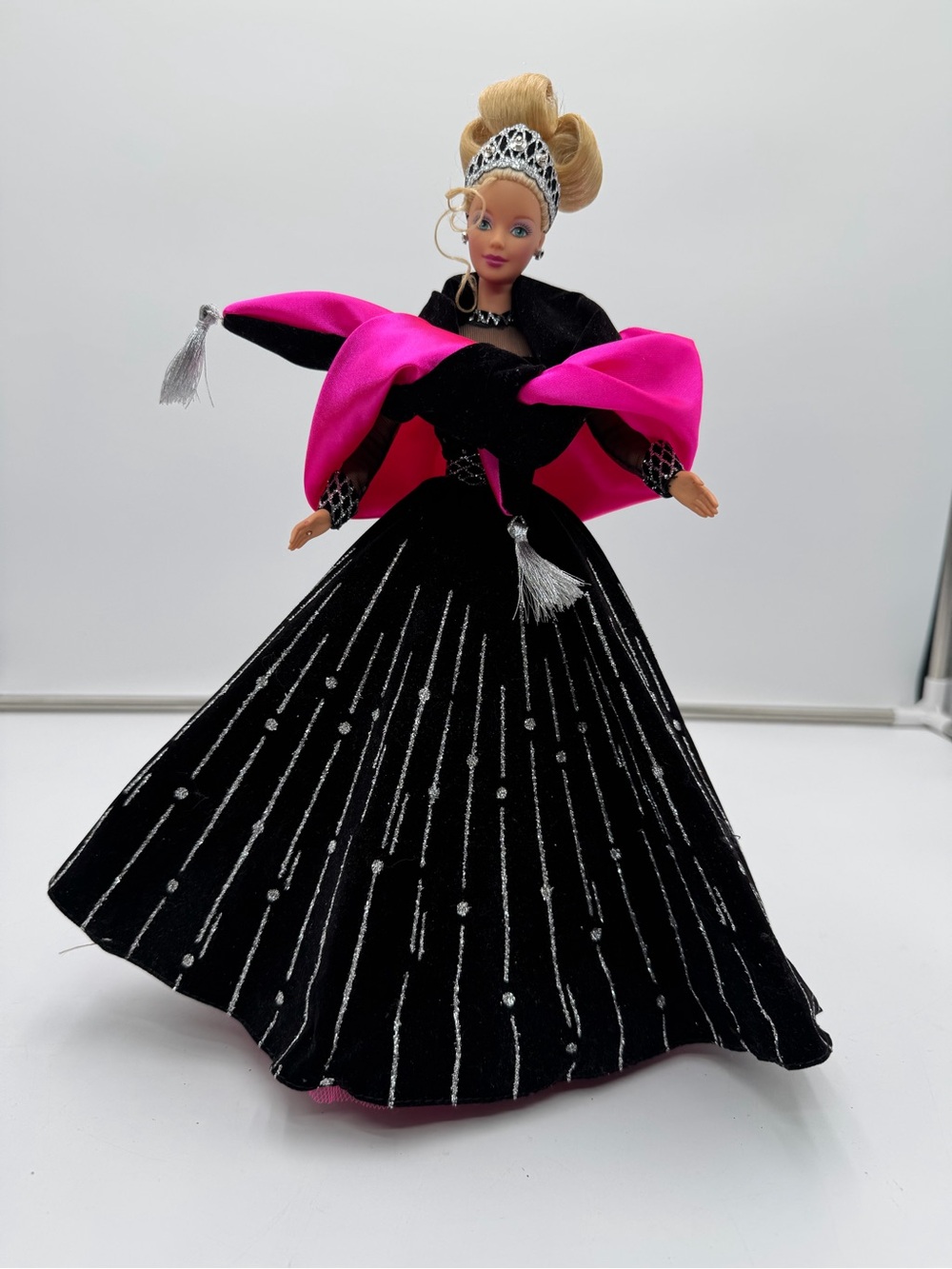 Vintage 1998 Happy Holidays Barbie Special Edition 20200 Black Pink Gown Stand